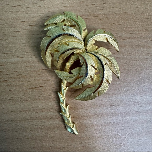 Vintage Jewelry - Vintage Gold Palm Tree Brooch Tropical Vacation Kitschy Retro Pop